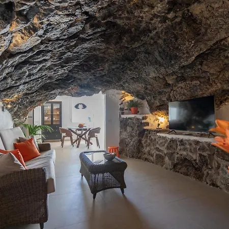 Dom wakacyjny Unique House With Cave By The Sea With Private Terrace