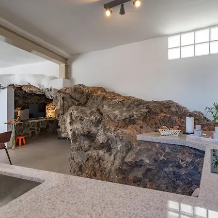 Hébergement de vacances Unique House With Cave By The Sea With Private Terrace *